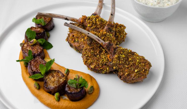 Harissa Lamm mit glasierter Aubergine, Pistazien-Romesco-Soße und Pistazien Raita-Dip